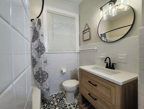 Ensemble baignoire-douche, séchoir à cheveux, serviettes fournies, savon