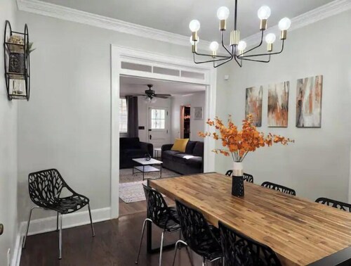 Spacious Centrally Located 3 Bed 2 Bath - Sleeps 8