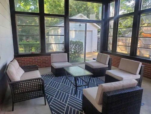 Spacious Centrally Located 3 Bed 2 Bath - Sleeps 8