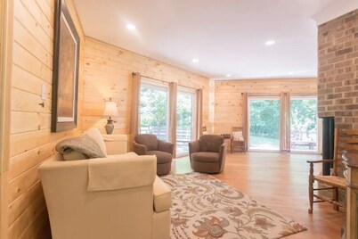Goochland Getaway, cedar hexagon cabin in woods