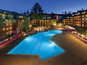 Alberca al aire libre y alberca climatizada