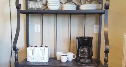 Quiet, Comfy Garage Apartment