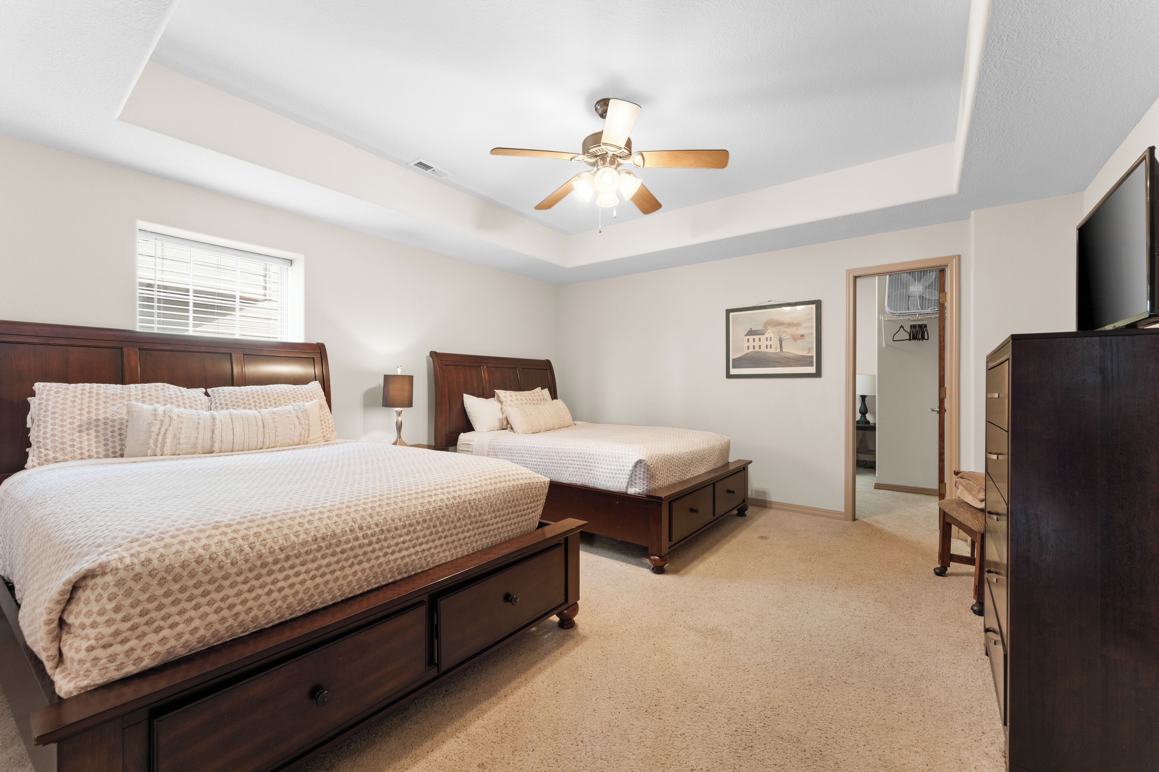 12 間睡房、書桌、熨斗/熨衫板、可攜式嬰兒床