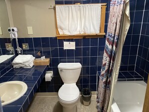 Kombinert dusj/badekar, håndklær og toalettpapir