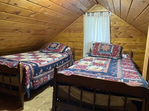 3 bedrooms, internet, bed sheets - Rustic cabin (Lyons)