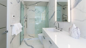House, Multiple Beds (Amagansett Lanes Luxury) | Bathroom