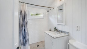 Maison, plusieurs lits (Fort Pond Pristine) | Salle de bain