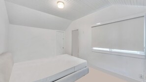 Room - Fort Pond Pristine (Montauk)