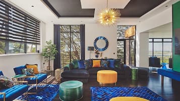 TV connectée, cheminée, table de tennis de table, chaîne hi-fi