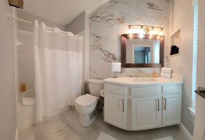 Duschwanne, Haartrockner, Bidet, Handtücher