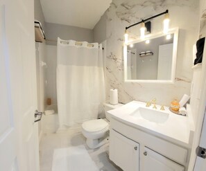 Ducha y bañera combinadas, secador de pelo, bidé y toallas