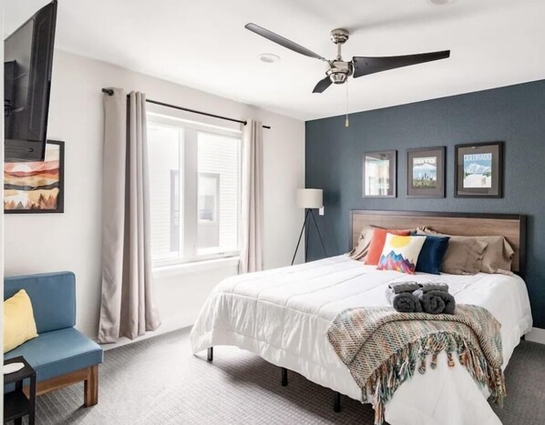 3 habitaciones, escritorio y tabla de planchar con plancha 