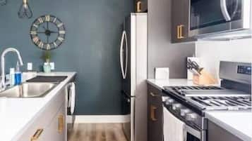 Geladeira, micro-ondas, fogão, cooktop