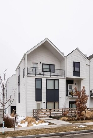 Exterior - Beautiful Townhome - close to downtown  Denver and Red Rocks (Lakewood)