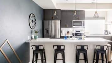 Réfrigérateur, micro-ondes, four, plaque de cuisson