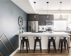Fridge, microwave, oven, stovetop - Beautiful Townhome - close to downtown  Denver and Red Rocks (Lakewood)