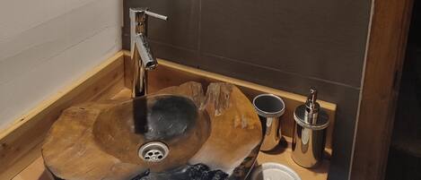 シャワー、タオル、石鹸、トイレットペーパー