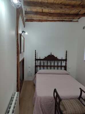 3 bedrooms, travel cot, free WiFi, bed sheets