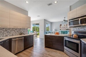 Fridge, microwave, oven, stovetop - 5 bedroom lakefront home w/ large private pool & spa - Close to WDW & Universal (Kissimmee)