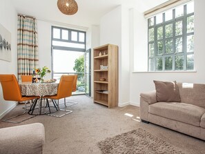 TV - 2 bedroom accommodation in Charlestown (Charlestown)