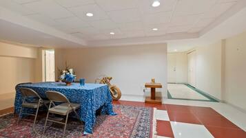 House, Multiple Beds (Quogue Contemporary) | Meeting facility