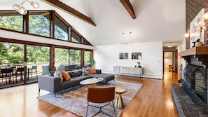 Ferienhaus, Mehrere Betten (Salt Point Serenity) | Wohnbereich | Fernseher, Kamin, Stereoanlage