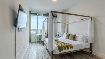 2 bedrooms, in-room safe, desk, iron/ironing board