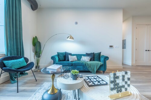 Emerald Escape with Free Parking & 2 baths. 5 beds+Sleeps 8!  ✨20% OFF 7 days✨