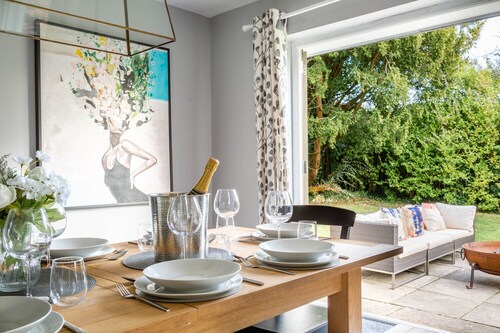 Family & group friendly, free parking, central house