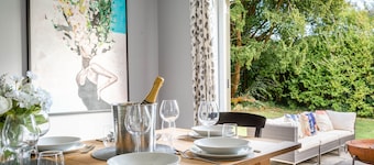 Family & group friendly, free parking, central house