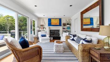 Rumah, Beberapa Tempat Tidur (Sensation in Southampton) | Ruang keluarga | TV, perapian, dan peralatan stereo