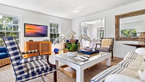 Casa, varias camas (Sensation in Southampton) | Sala de estar | Una televisión, una chimenea, un reproductor estéreo