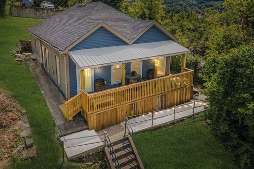 This house is a 2 bedroom(s), 1 bathrooms, located in Frankfort, KY.