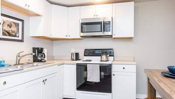 KylskÄp, mikrovÄgsugn, ugn och spishÀll