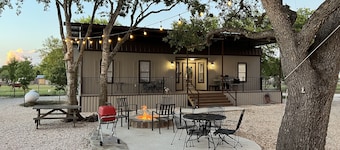 The Barndeaux Guest House - 3 BR/3BA, Bulverde, TX
