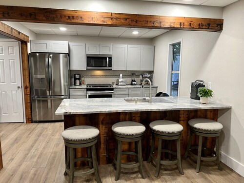 The Barndeaux Guest House - 3 BR/3BA, Bulverde, TX