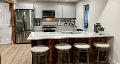 The Barndeaux Guest House - 3 BR/3BA, Bulverde, TX
