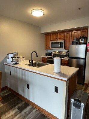 Réfrigérateur, micro-ondes, four, plaque de cuisson