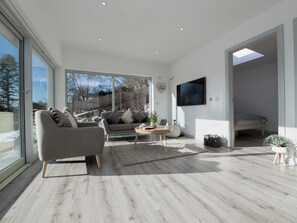 Interior - North Lodge Garden Studio - UK33170 (Houston)