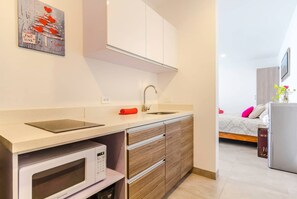 Lò vi sóng, lò nướng, bếp nấu, dụng cụ nấu nướng/bát dĩa/dao nĩa 