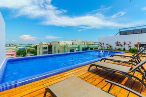 Alberca al aire libre y alberca en la azotea