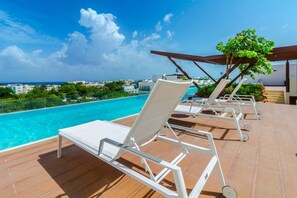 Utomhuspool och pool på takterrassen