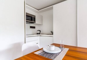 Microwave, stovetop, cookware/dishes/utensils - New Studio in the Best Location, Steps From Beach (Playa del Carmen)