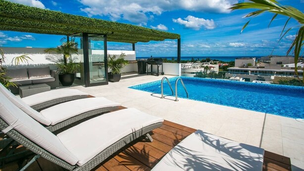 Una piscina al aire libre
