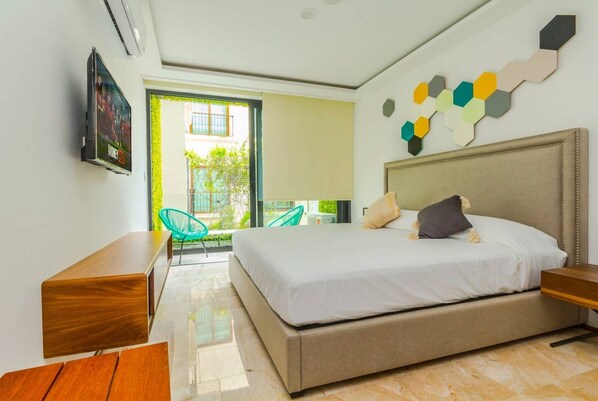 Laptop workspace, bed sheets - Studio In The Best Location, AC, Beach, Sun! (Playa del Carmen)