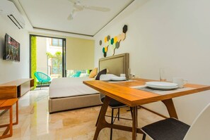 Espacio para trabajar con laptop y ropa de cama 