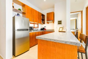 Microwave, stovetop, cookware/dishes/utensils