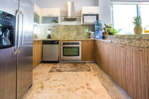 Microondas, horno, parrilla de estufa y lavavajillas 