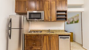 Microondas, horno, placa de cocina, lavavajillas