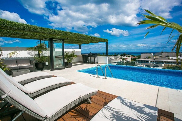 Ulkouima-allas, katolla sijaitseva uima-allas, aurinkotuoleja